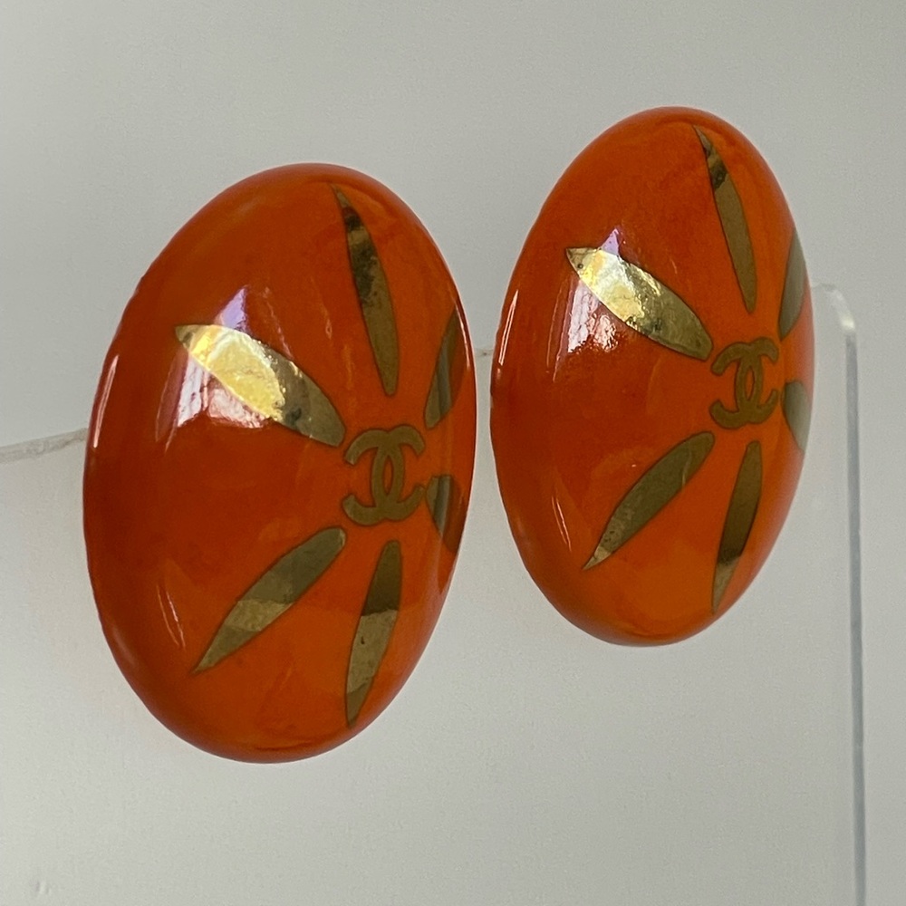 CHANEL Paris CC 1997 Gold Plated Orange Ceramic Earrings - Picture 4 of 10